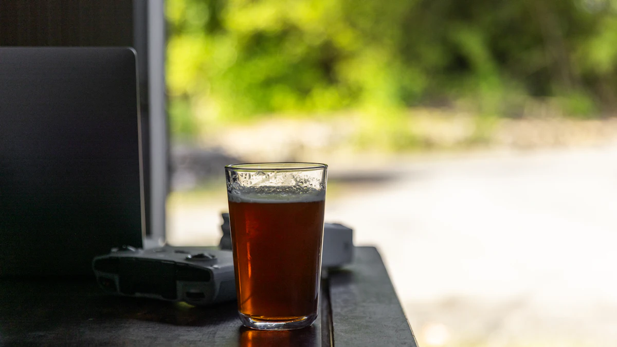 Vaso de bebida alcohólica sobre una mesa