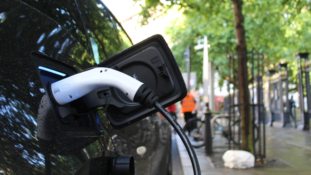 Coche eléctrico negro cargando en una calle de ciudad