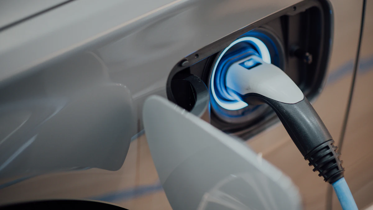 Conector de carga enchufado a un coche eléctrico