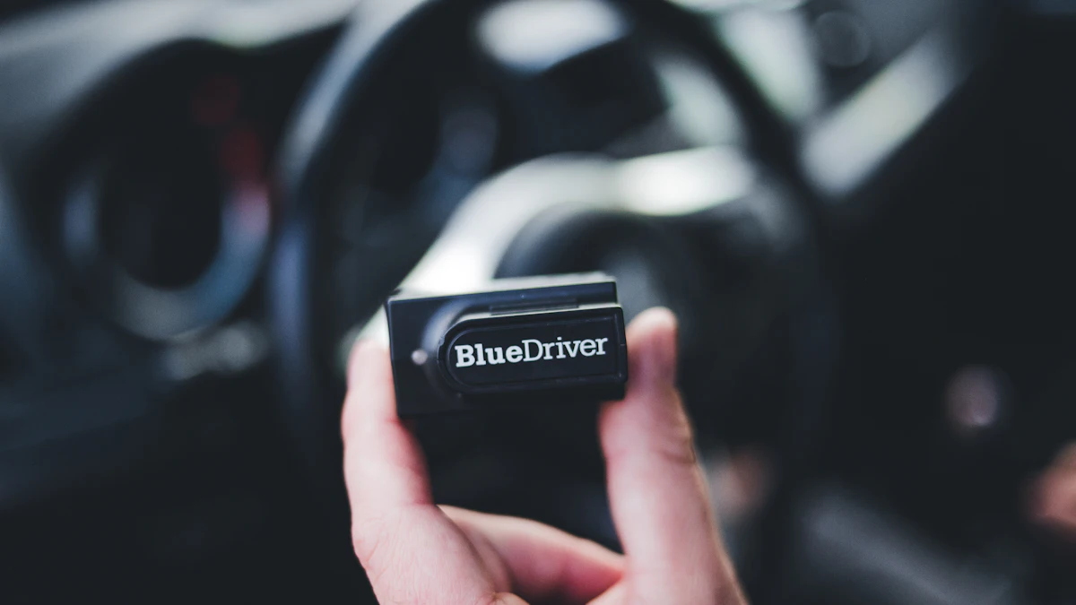 Mano sosteniendo un teléfono móvil dentro del coche
