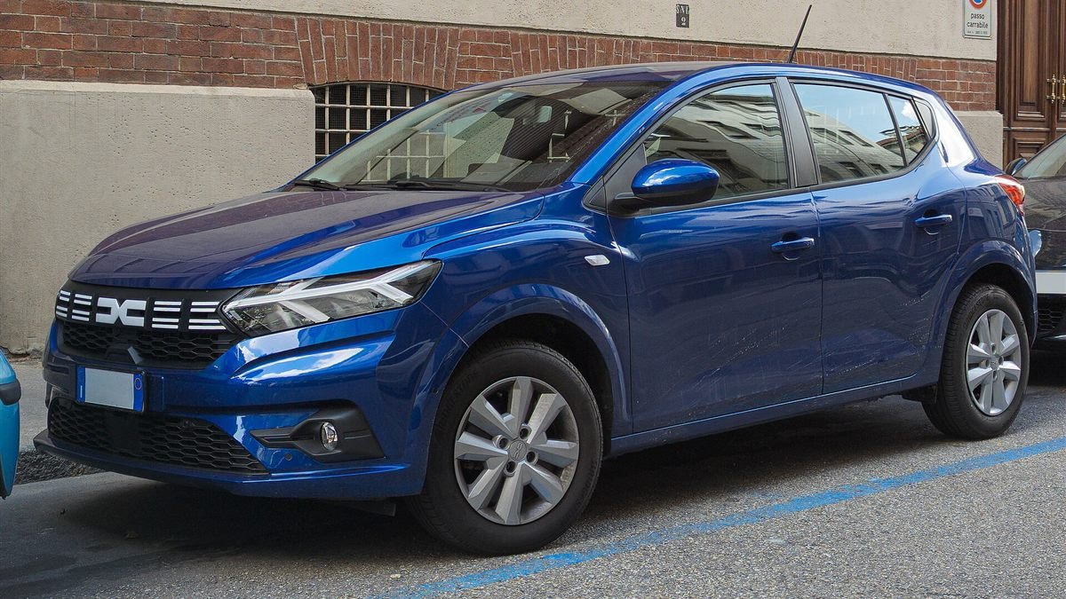 Dacia Sandero de tercera generación de color azul, vista frontal