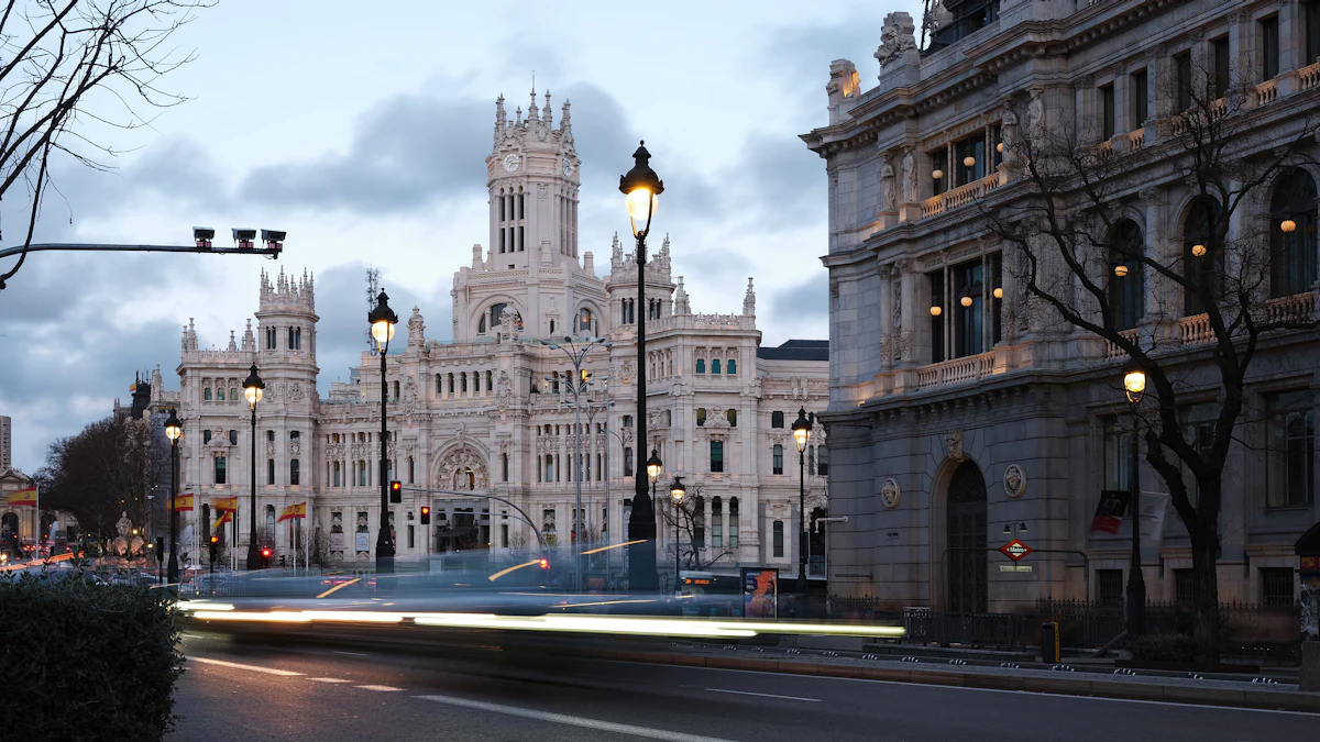 Tráfico circulando por una avenida de Madrid al anochecer
