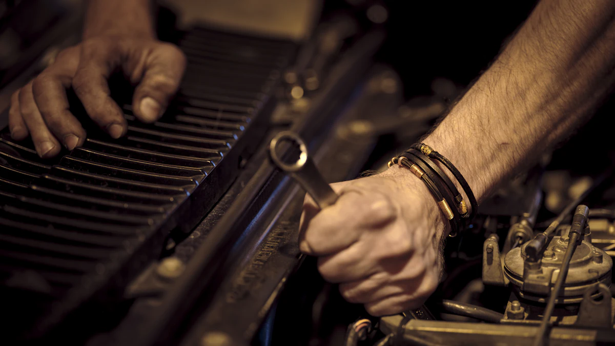 Manos trabajando en el motor de un coche