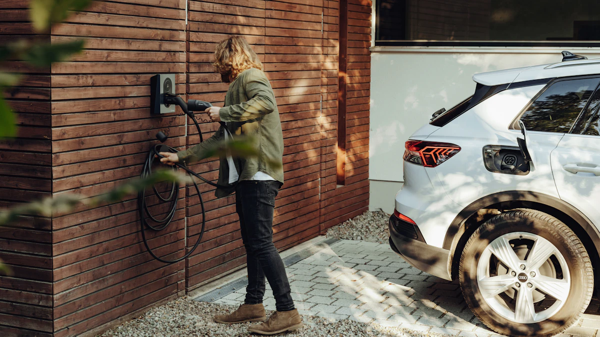 Cargador de coche eléctrico instalado en la pared de una vivienda