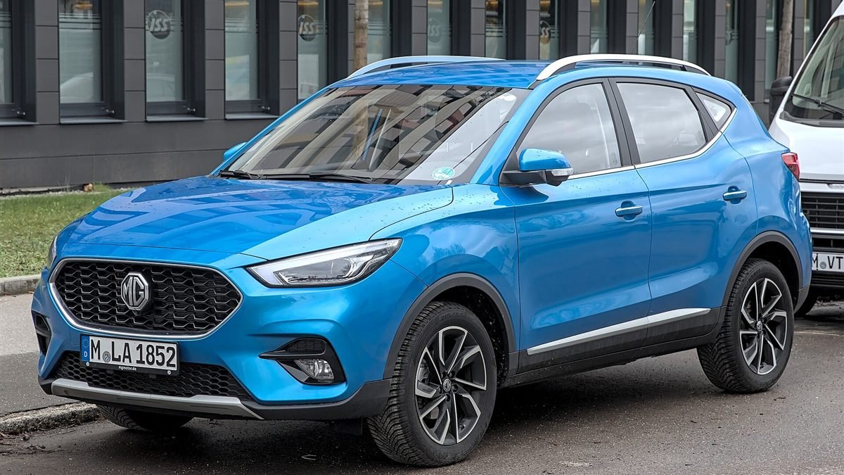 MG ZS de color azul aparcado