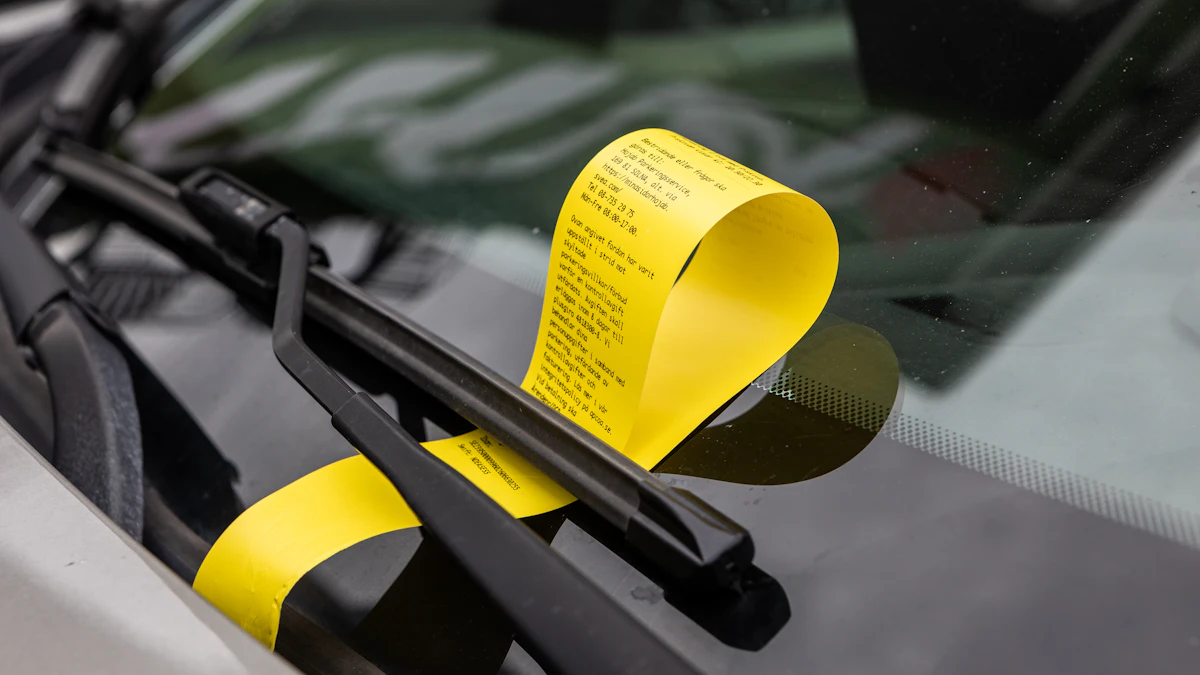 Multa de tráfico amarilla bajo el limpiaparabrisas de un coche