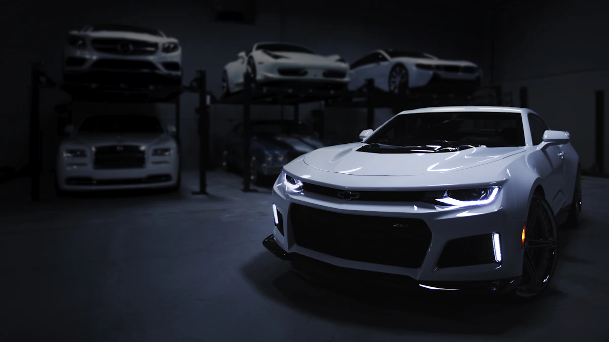 Faros de un coche encendidos