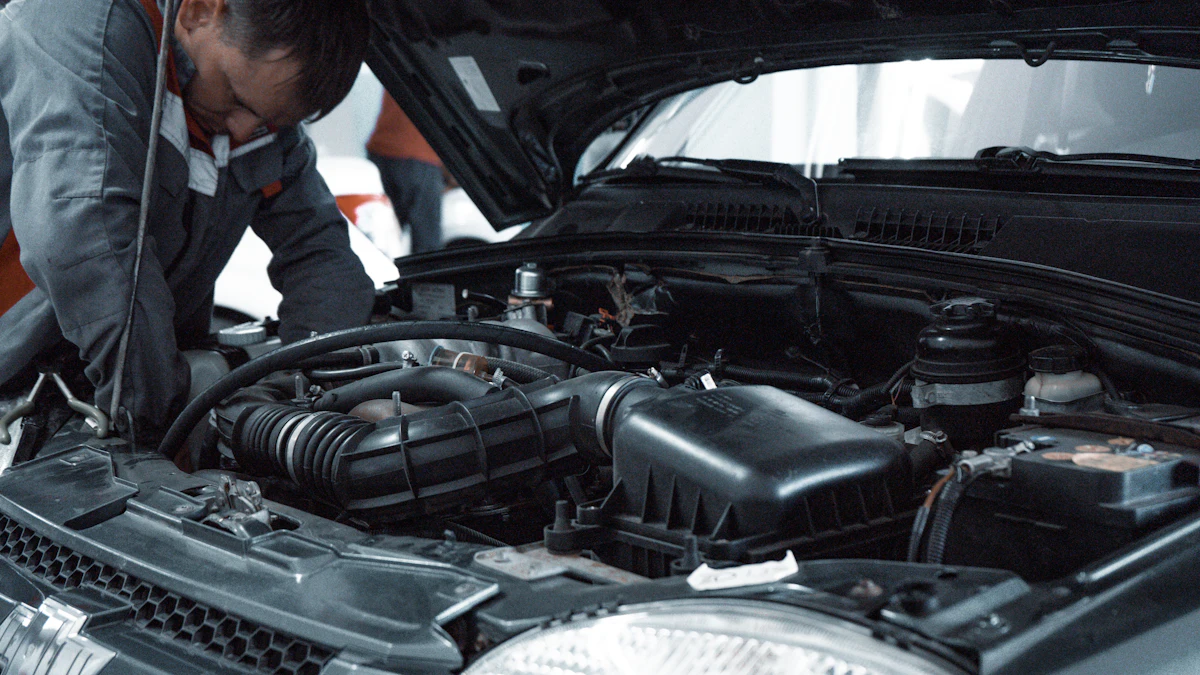 Mecánico revisando el motor de un coche