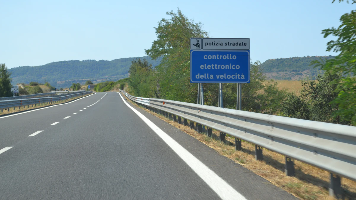 Señal de control de velocidad por radar en una carretera