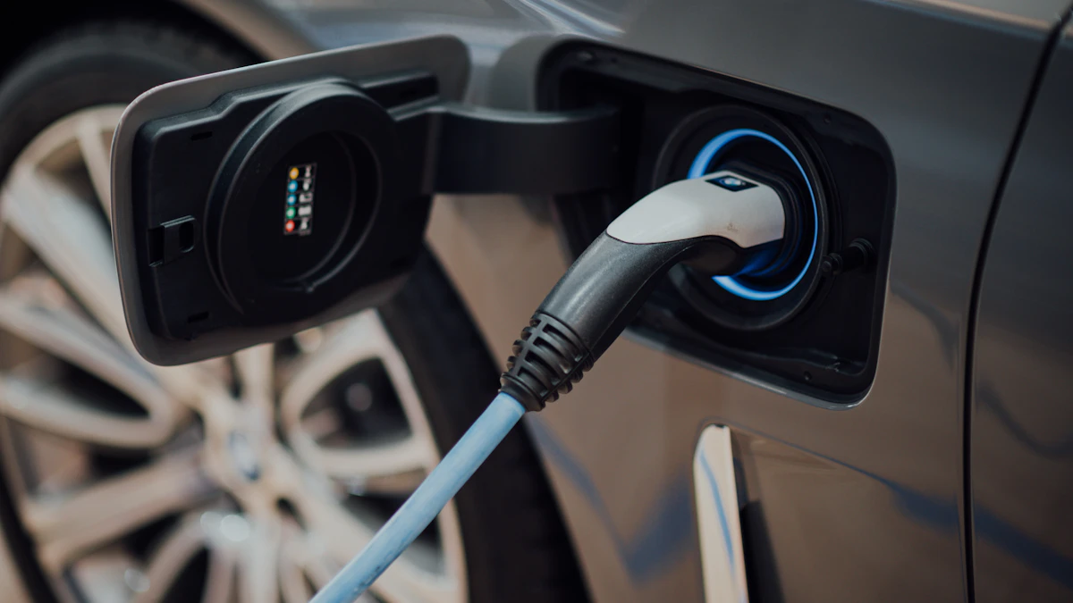 Cable de carga enchufado a la toma de un coche eléctrico