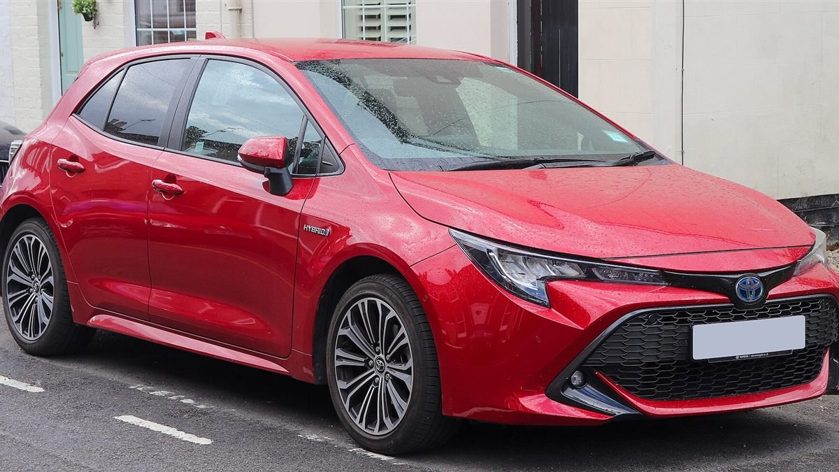 Toyota Corolla híbrido de cinco puertas de color rojo, vista frontal